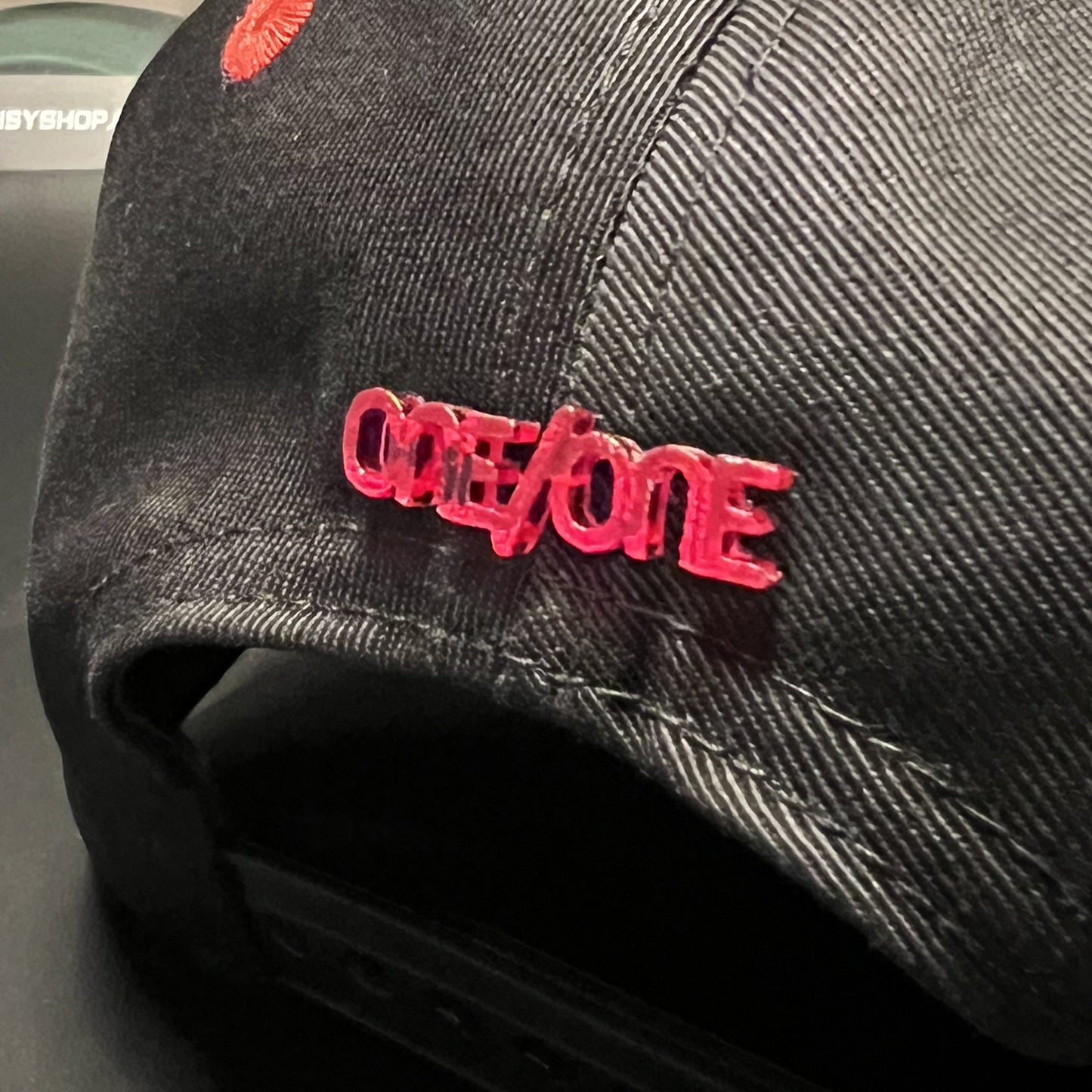 BLACK/RED